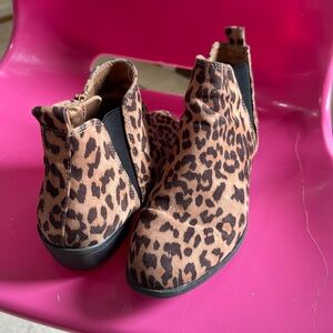 Leopard print low booties. Zipper on one side. Low heel.
